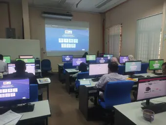 A Web Impian training session in a government agency computer lab